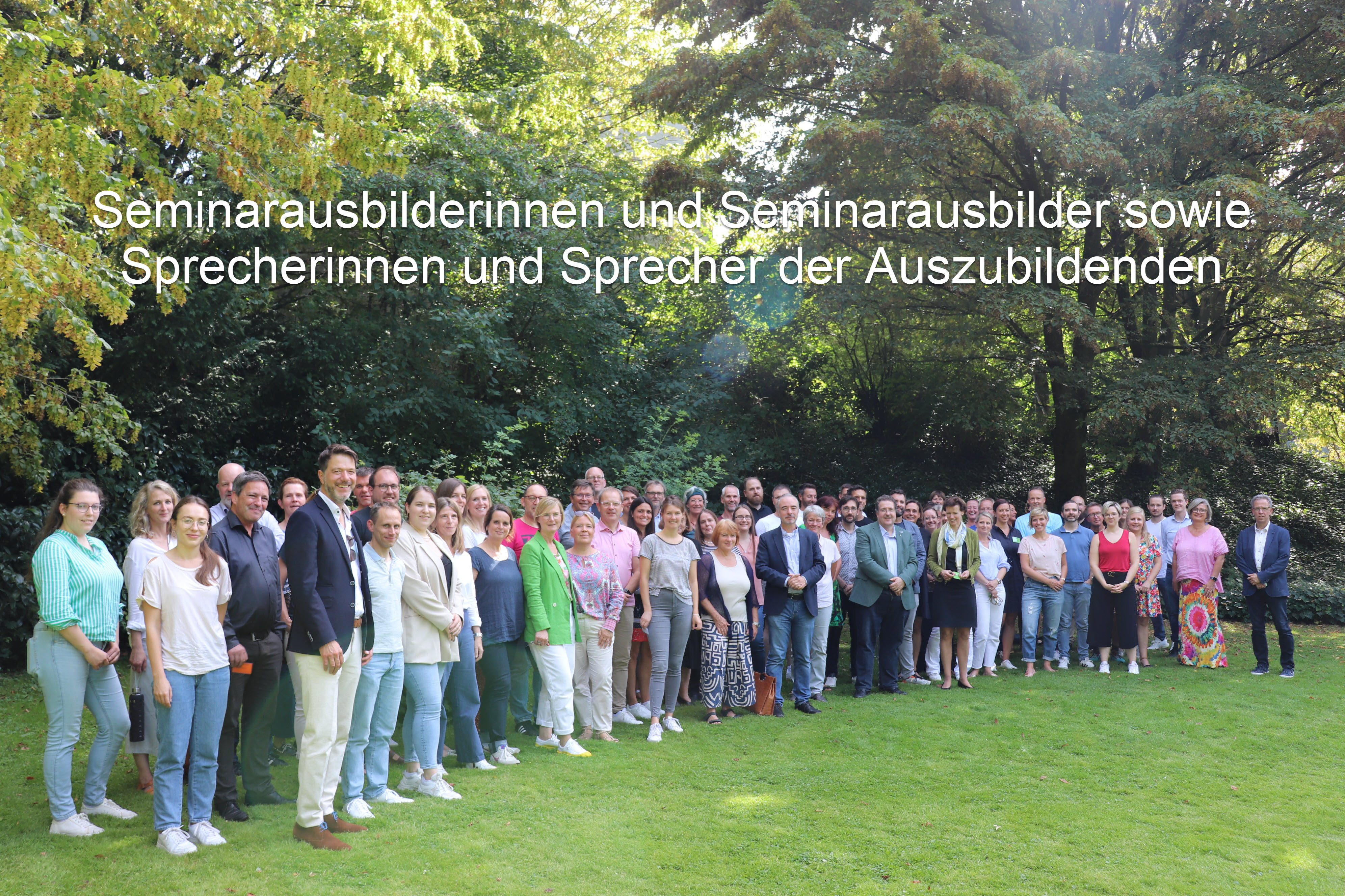 Gruppenfoto mit Ausbildenden und Auszubildenden