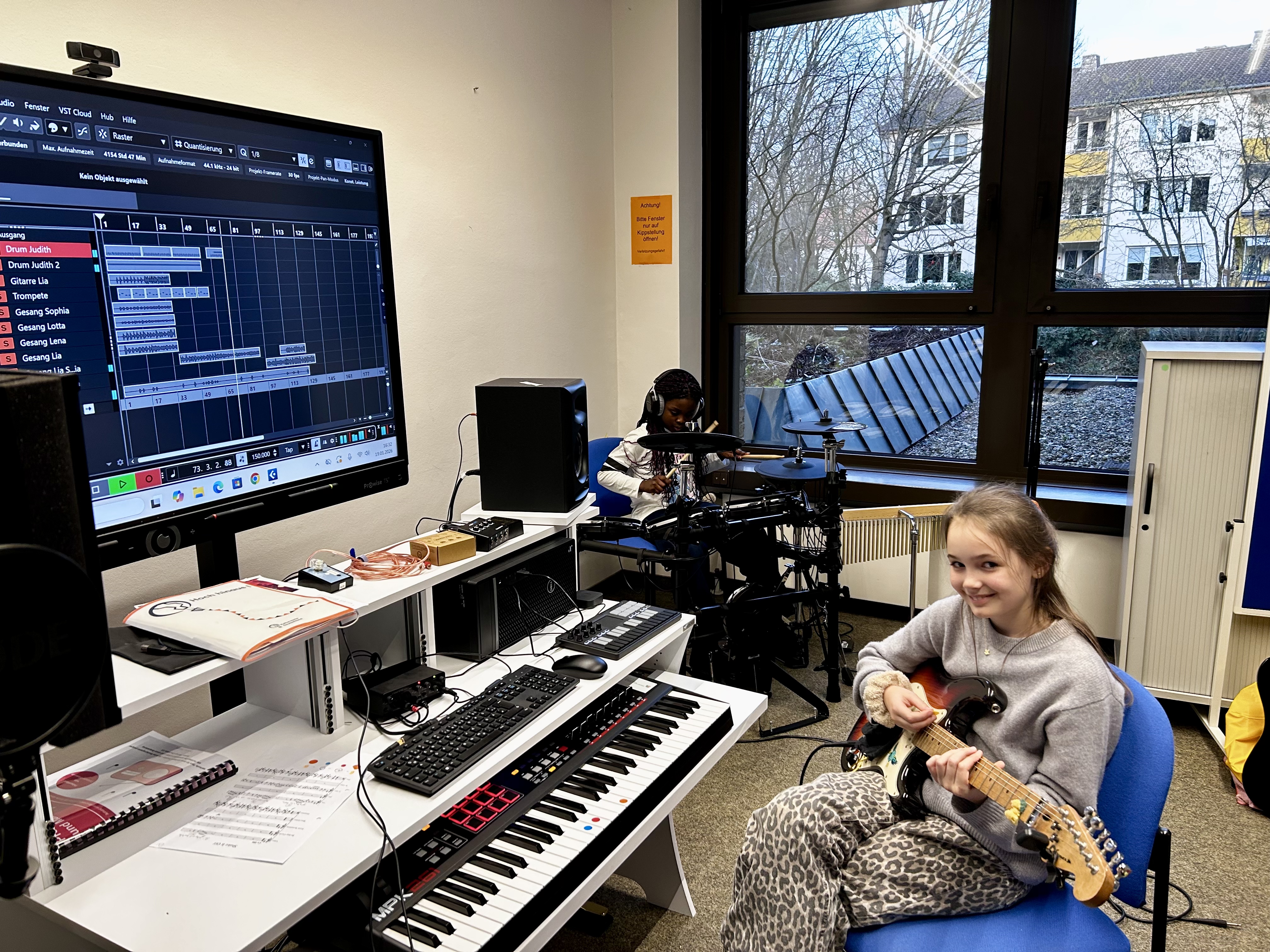 Gitarre und Schlagzeug sind auch dabei.