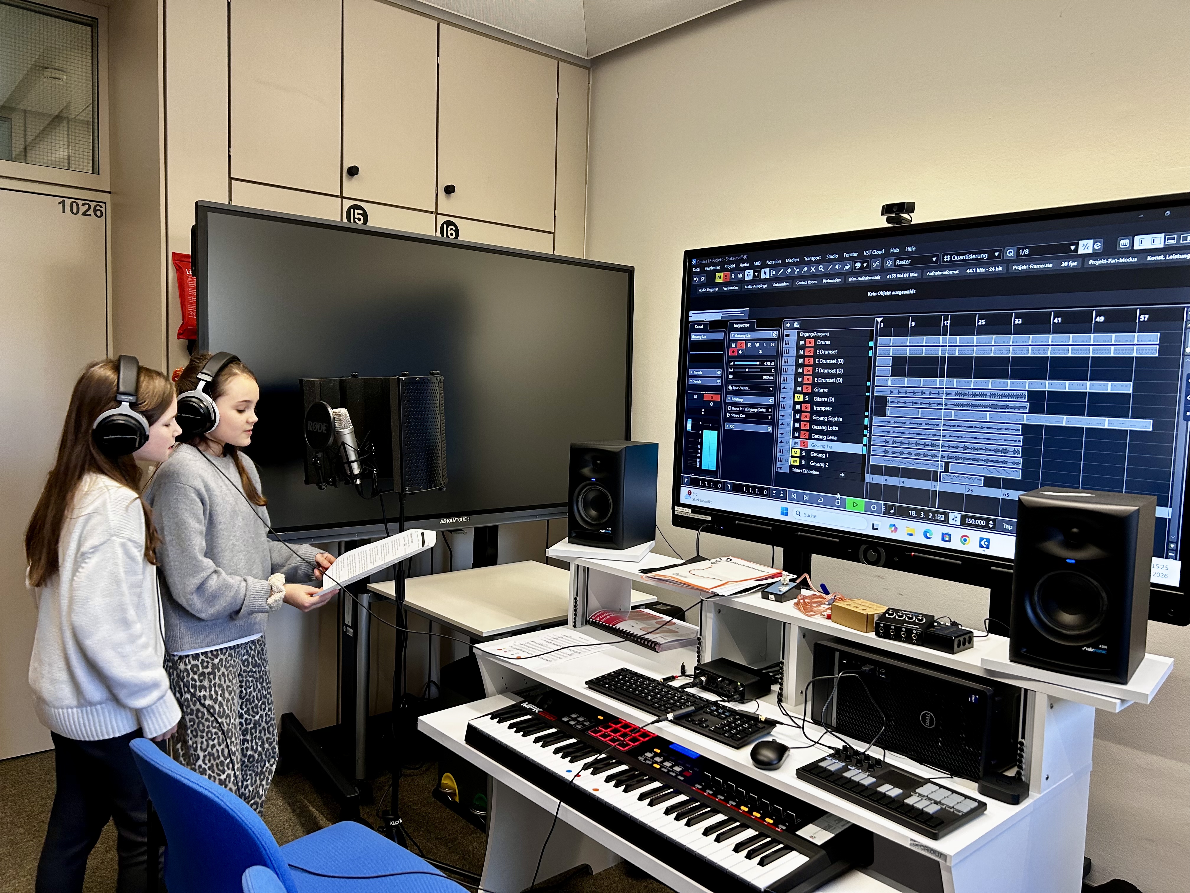 Zwei Schülerinnen singen das Lied ein.